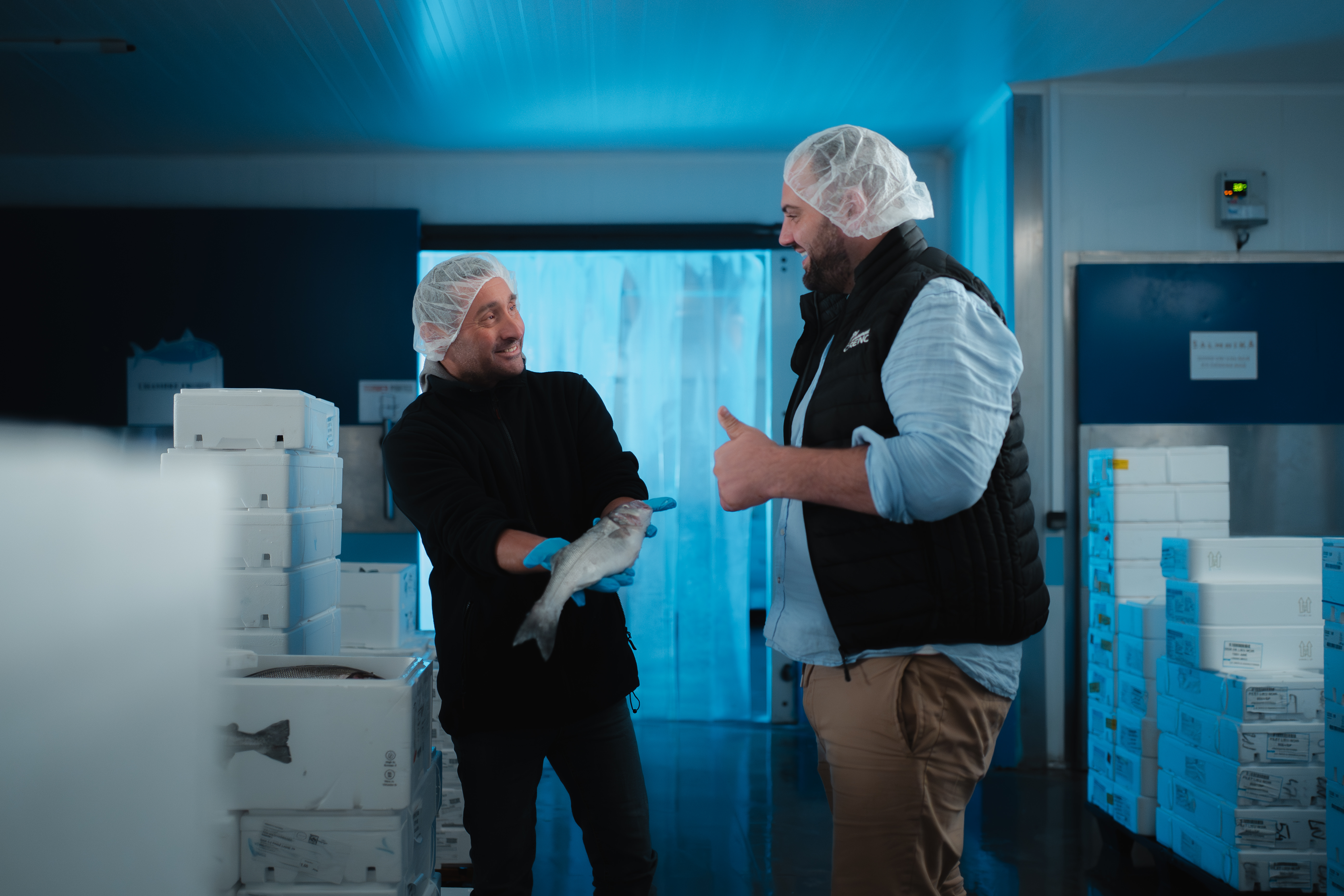 Deux poissonniers valide la qualité d'un poisson