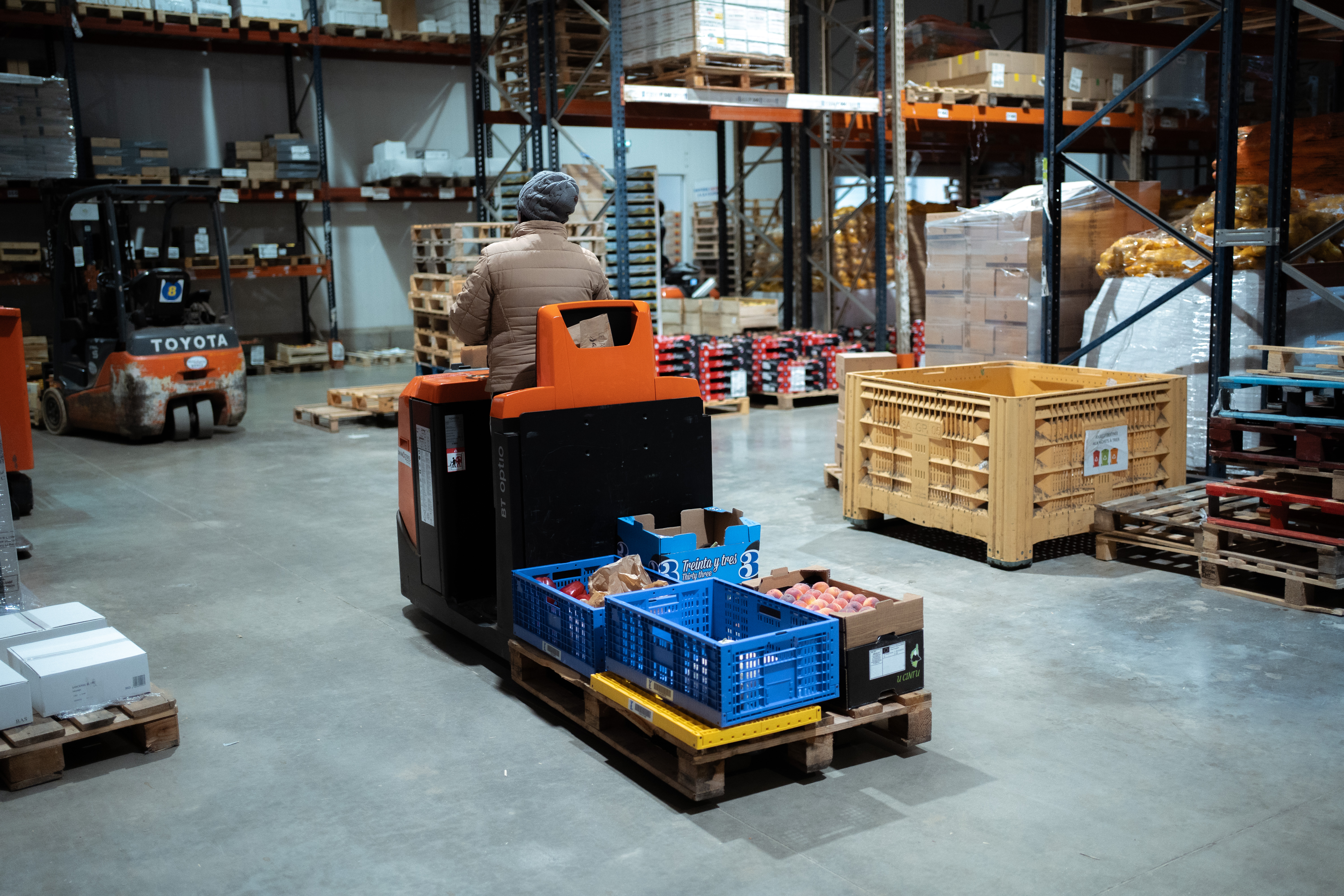 Chariot élevateur déplaçant des marchandises